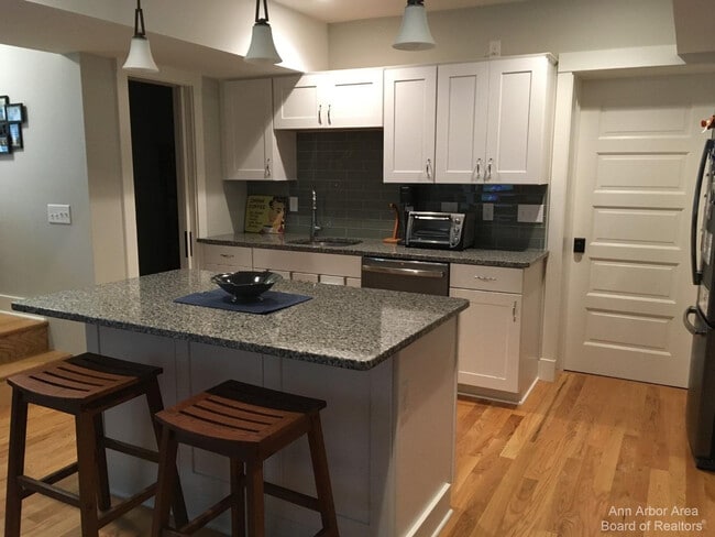 Building Photo - 438 3rd St