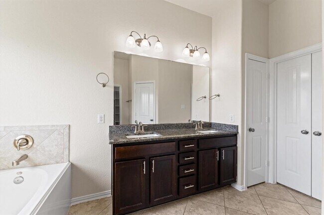 Building Photo - 2043 Plum Rose Ln
