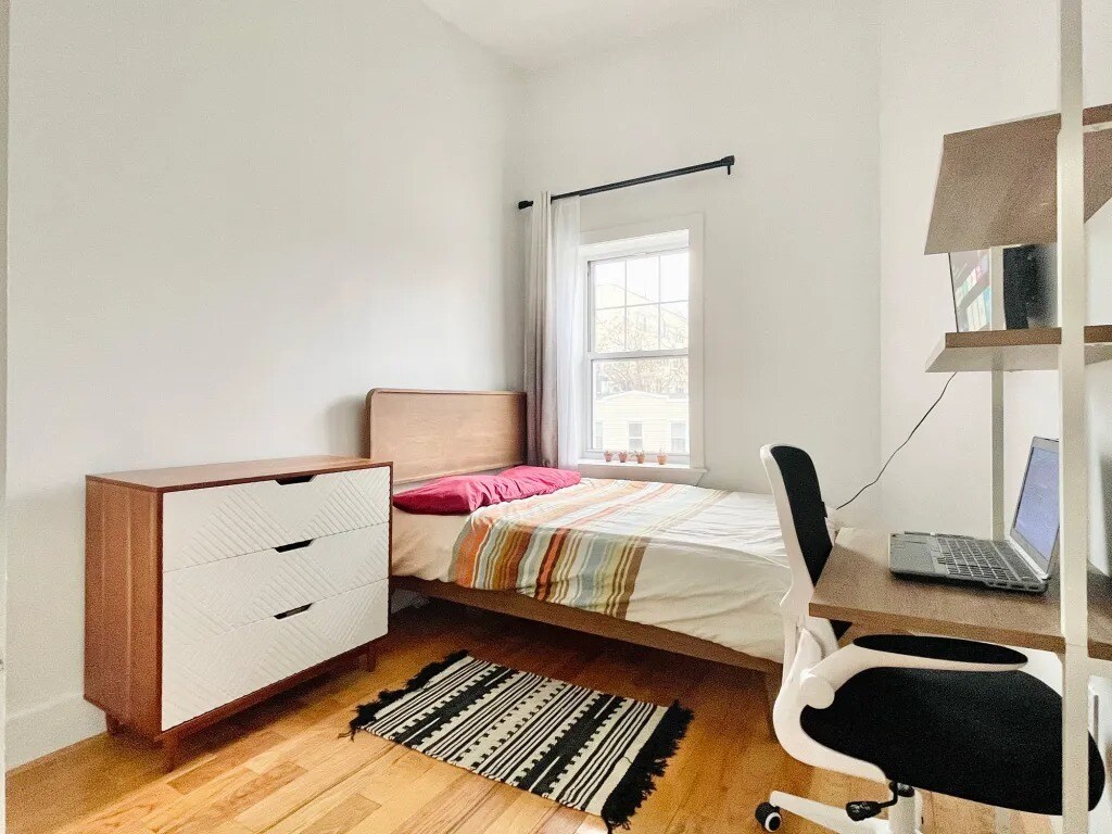 Building Photo - Furnished room/NOT APARTMENT