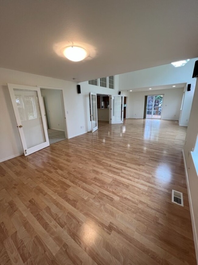 Building Photo - Beautiful 4 Bedroom Eagle River Home!