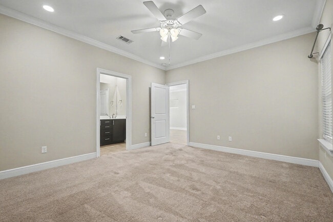 Building Photo - 490 Soundview Ct