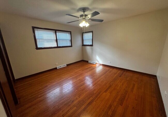 Building Photo - 725 Brummel St