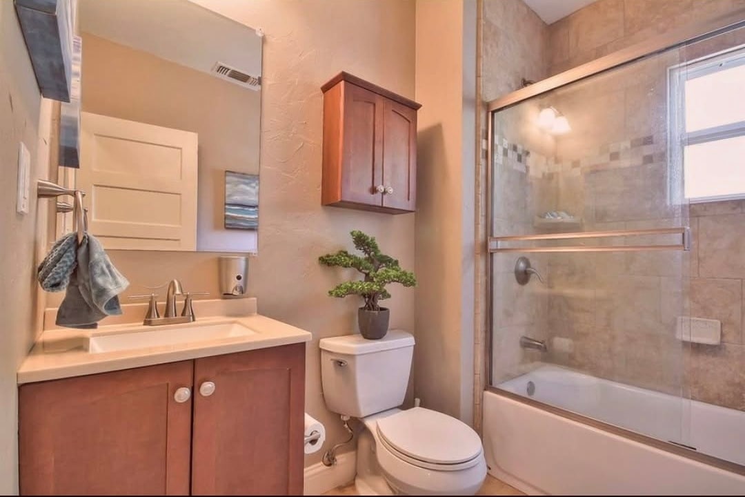 Full bath - 1912 E St