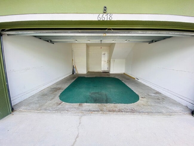 Building Photo - 3BD / 2.5BA Carriage Home