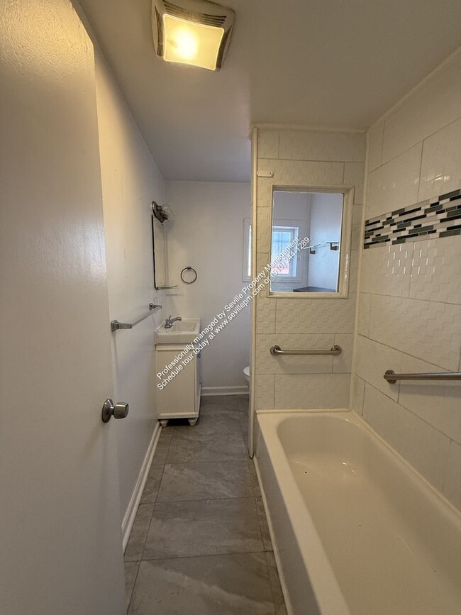 Building Photo - 943 53rd St