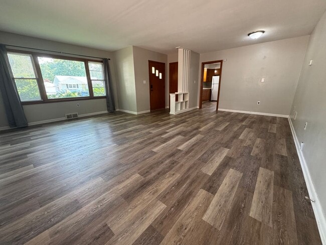 Building Photo - JEROME’S  3 Bed/1.5 Bath JEWEL IS READY FO...