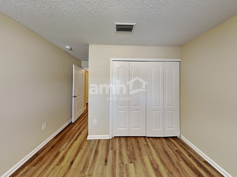 Building Photo - 11501 Brian Lakes Dr N