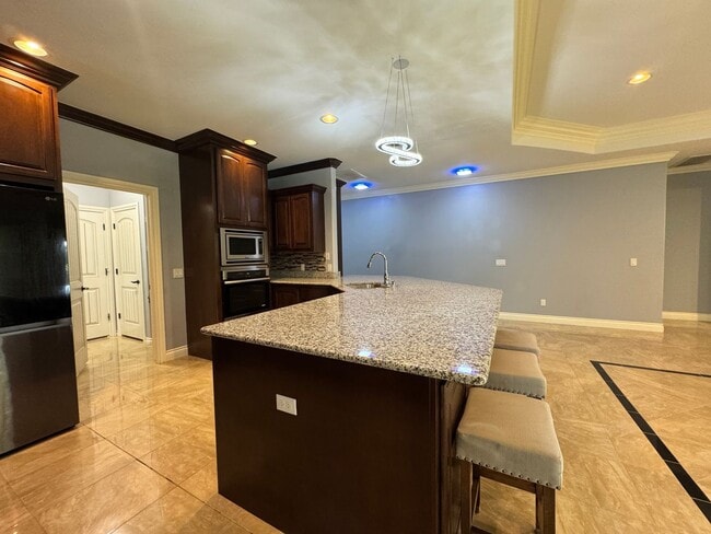 Building Photo - Spacious 3 Bedroom 2.5 Bath Home Near Okla...