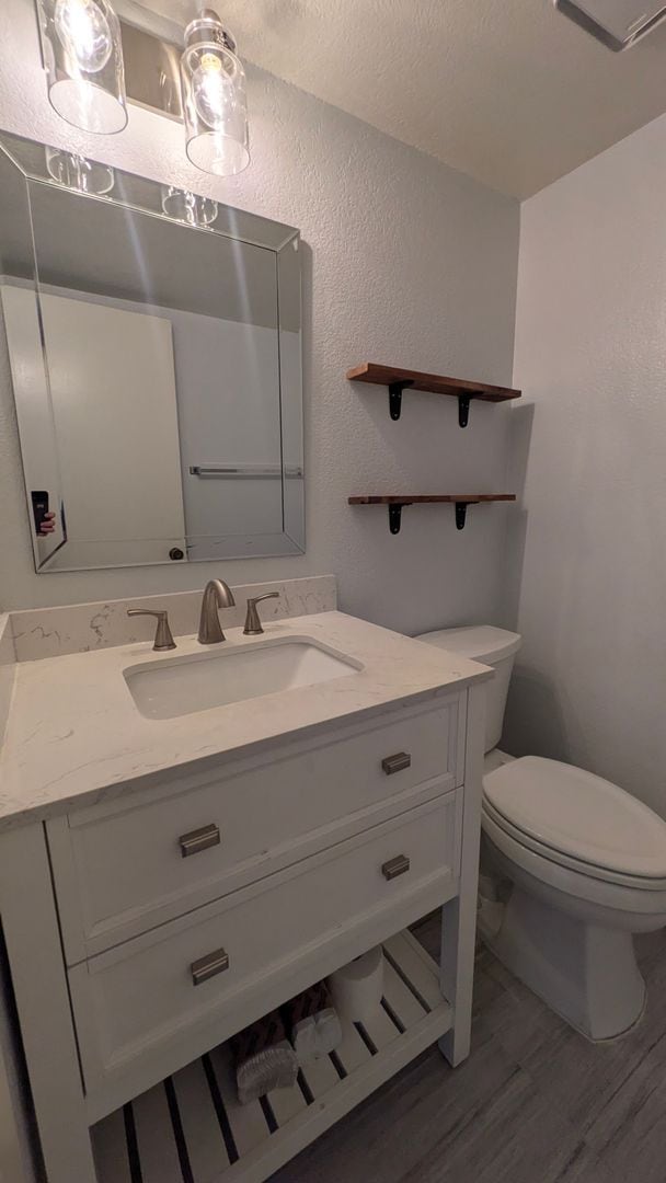 Building Photo - Cute two bedroom condo