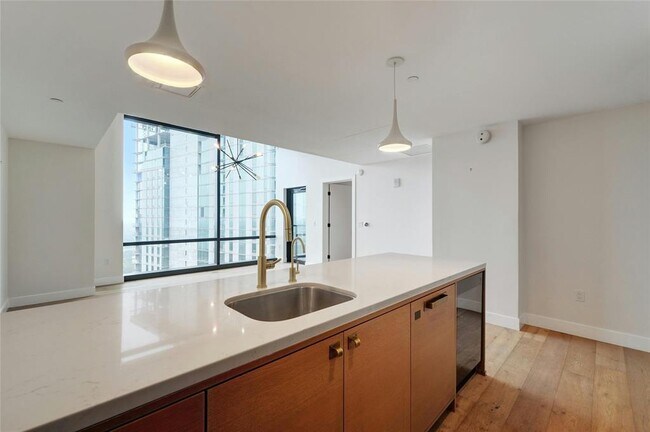 Building Photo - 70 Rainey St