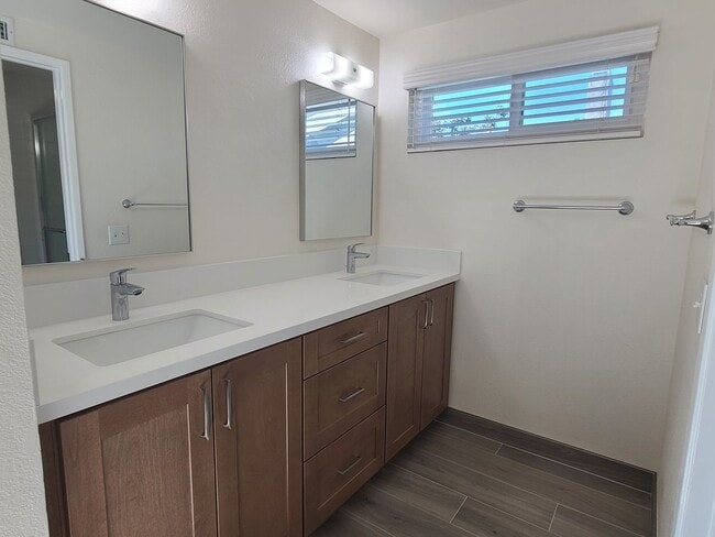 Building Photo - Spacious Two story 3 bed 2.5 baths + 2 car garage in great school district.