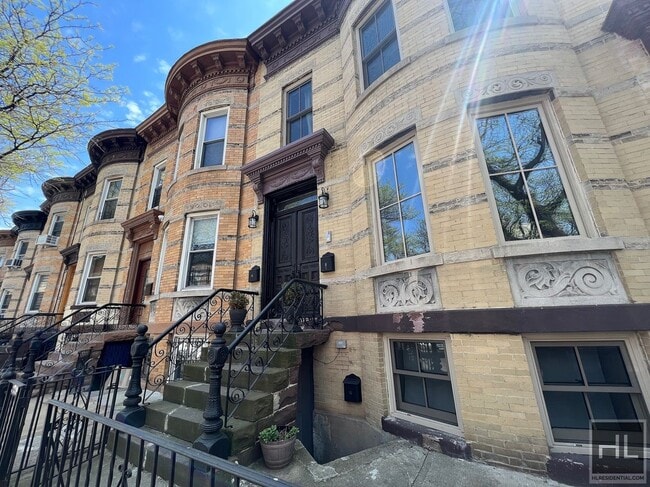 Building Photo - 136 Moffat St