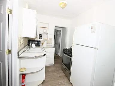 Building Photo - 3301 Parkview Ave