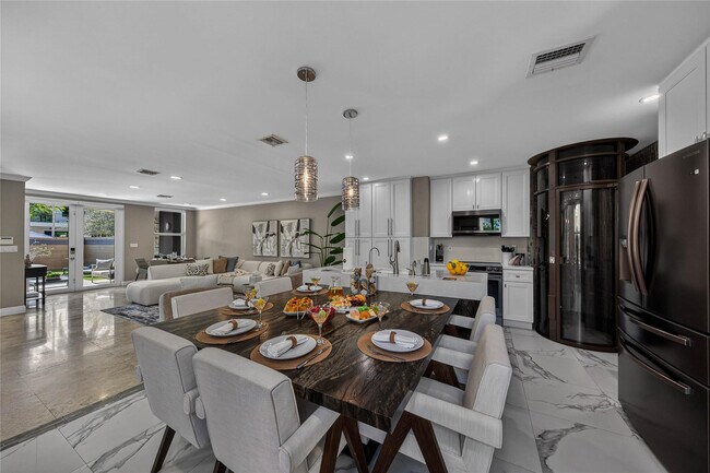 Building Photo - 1215 NE 1st St