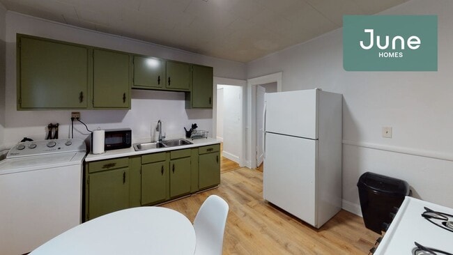 Building Photo - ROOM ONLY in 4-bed/1.0-bath Home