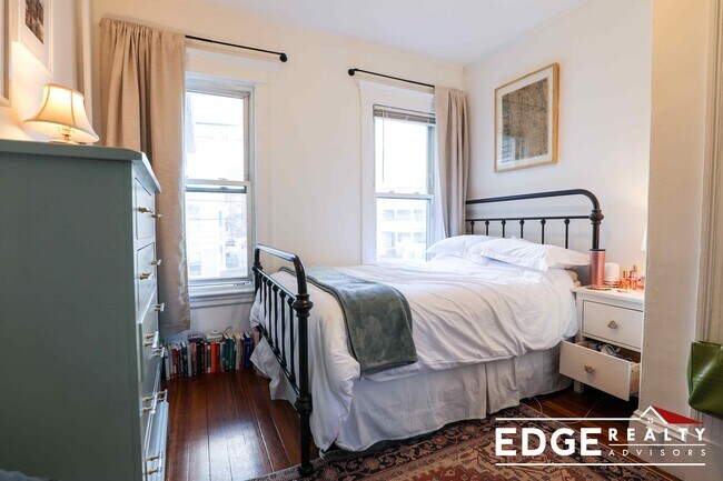 Building Photo - 61 Oak Square Ave