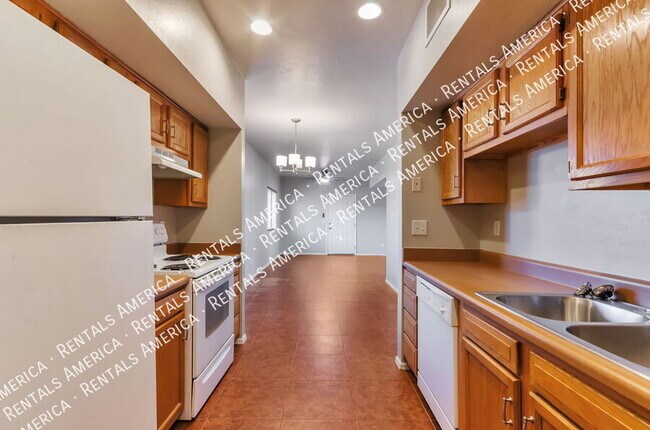 Building Photo - 1013 E Halcyon Rd