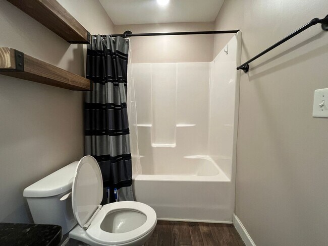 Building Photo - Adorable 3/2 Ready To Move In Now!