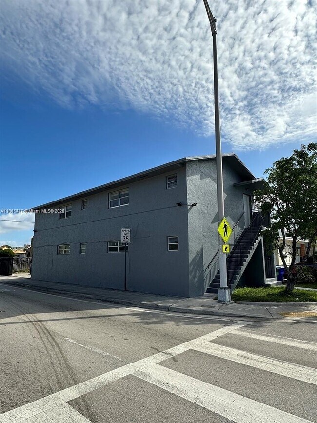 Building Photo - 1687 SW 10th St