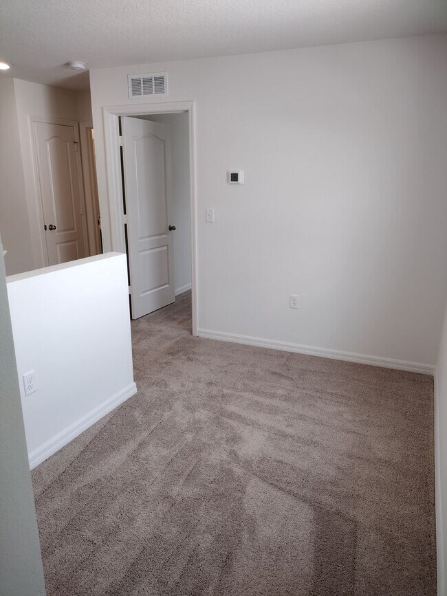 Building Photo - Beautiful 4 bedroom 2.5 Bathroom House For...