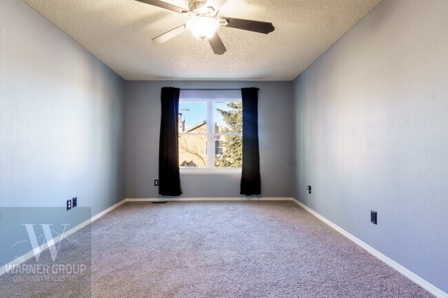 Building Photo - 3750 Oneida Ln