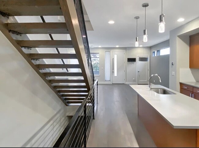 Building Photo - Modern 4BD, 3BA LoHi Townhome with Rooftop Deck