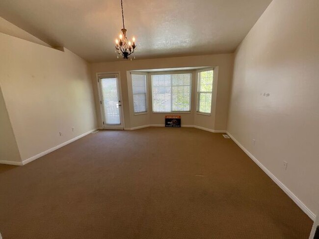 Building Photo - 6 bedroom 3 1/2 bathrooms 2 car garage Lar...