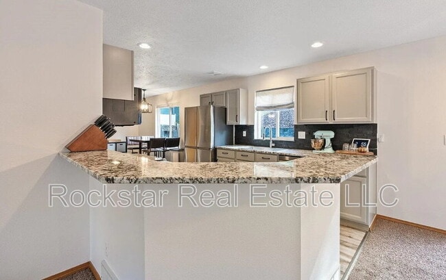 Building Photo - 607 W Persimmon Ln