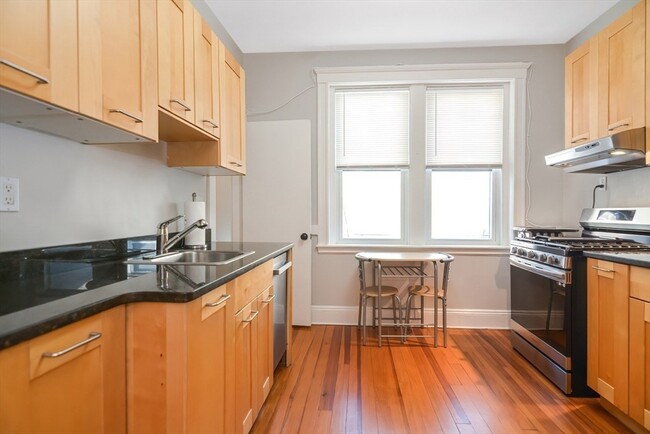 Building Photo - 91-93-93 Bynner St