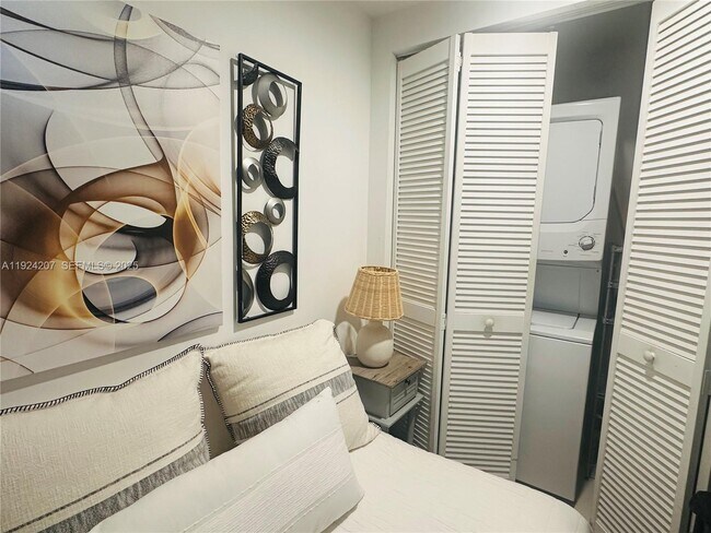 Building Photo - 121 NE 34th St