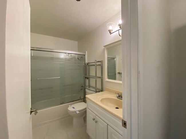 Building Photo - Spacious 2 Bedroom/ 2 Bath in the Highly D...