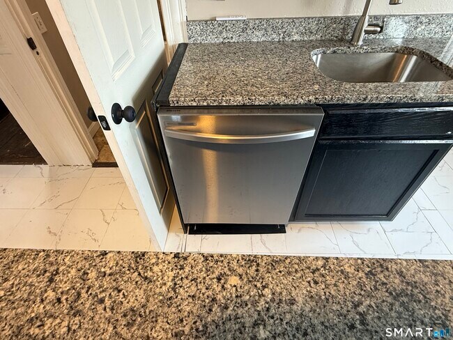 Building Photo - 154 Daly Ave