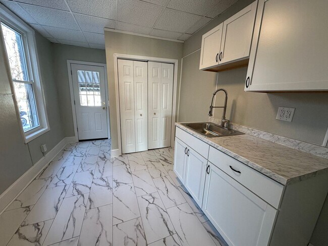 Building Photo - Large 2 bedroom House for Rent