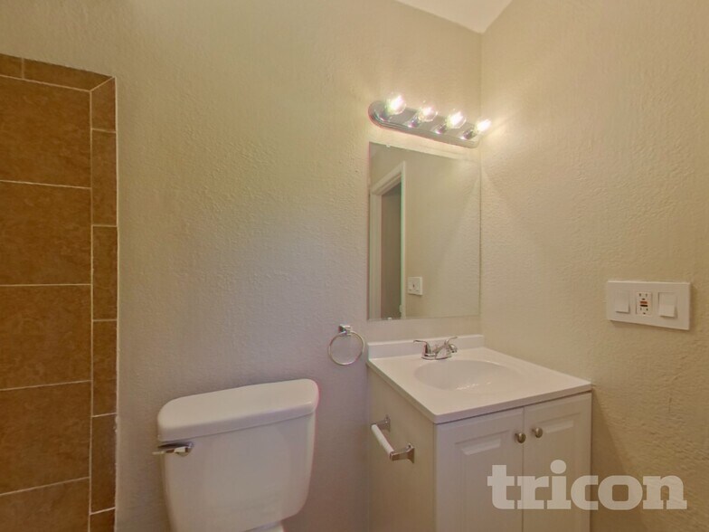 Building Photo - 15375 Hopedale Ln