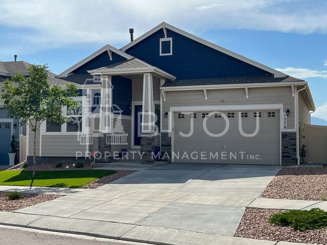 Building Photo - Grand Overlook to the Mountains!
