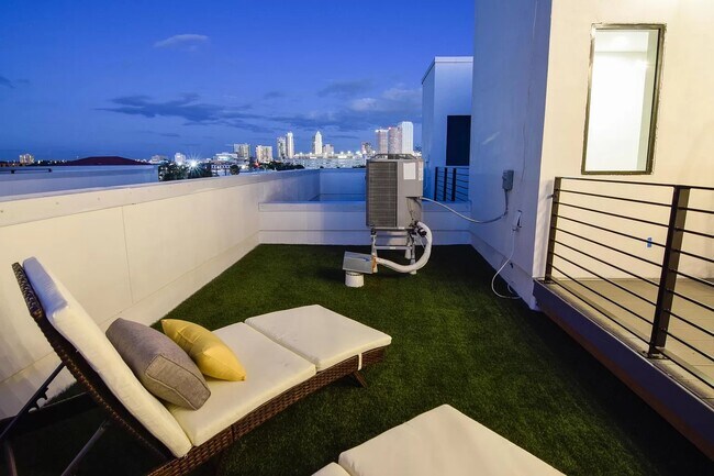 Building Photo - 1332 W Gray St