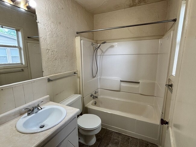 Building Photo - 1-Bedroom, 1-Bathroom Duplex with central heat and air