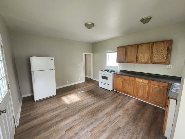 Building Photo - 2 Bedroom House in Rock Island