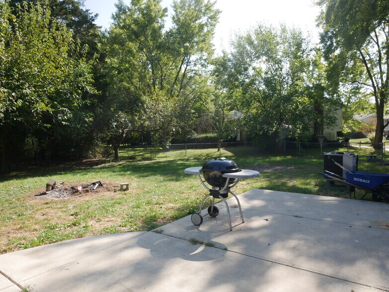 Building Photo - 8945 Mariposa Dr