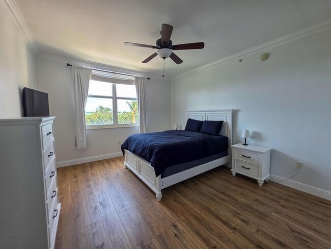 Building Photo - 806 E Windward Way
