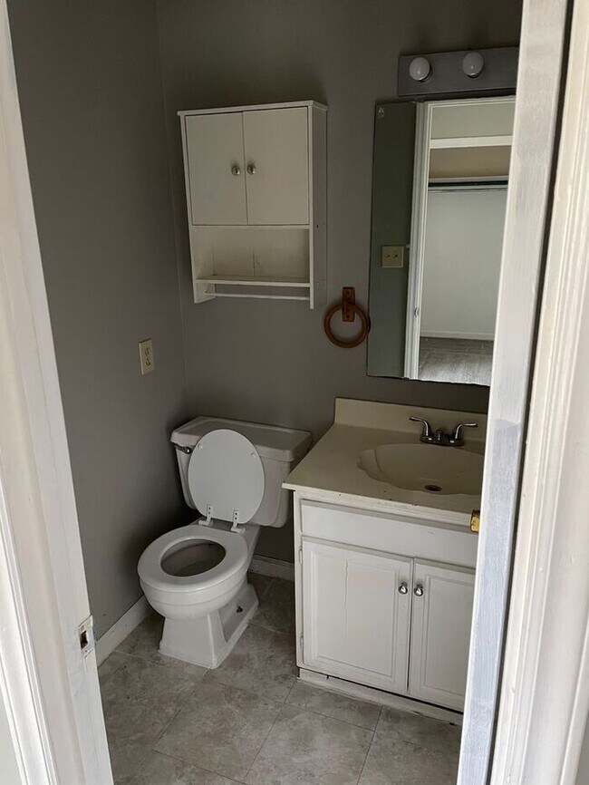 Building Photo - Split Level 3 bedroom 2 bath house with shed