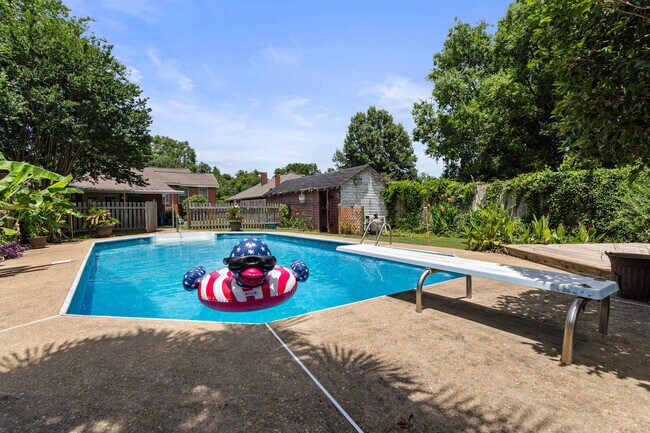 Building Photo - 2004 Capitol Ave