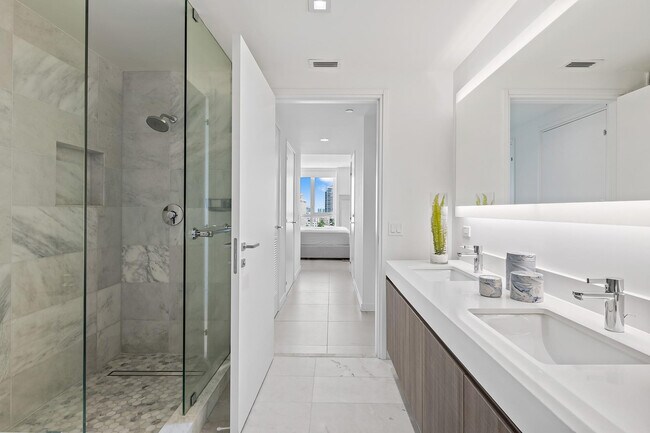 Building Photo - 401 N Birch Rd