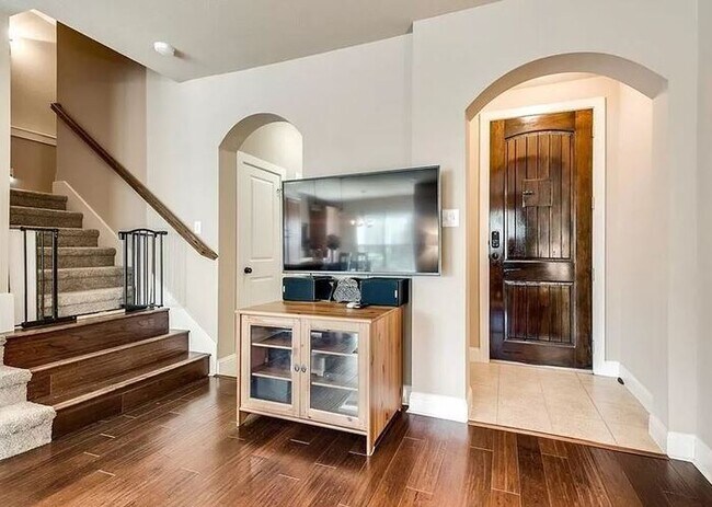 Building Photo - Upscale living in this fabulous Townhome!