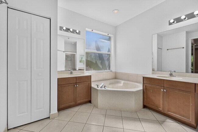 Building Photo - 9479 Sedgewood Dr