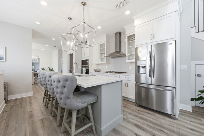 Building Photo - 115 1st St S
