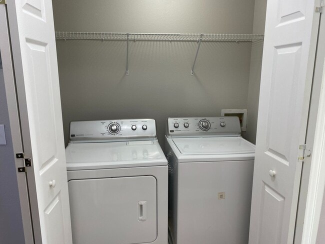 Building Photo - Newly Renovated 2bd/2.5ba in Amber Pointe ...