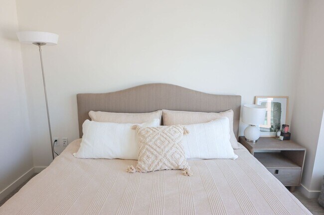 Building Photo - Luxurious Jewel high-rise condo unit; FULL...
