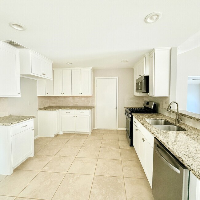 Building Photo - 5807 Silver Frst Dr