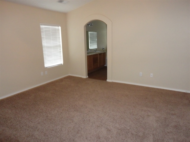 Building Photo - 6301 Vaughn Dr NE